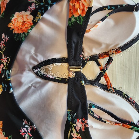 Cupshe One Piece - Picture 3 of 3